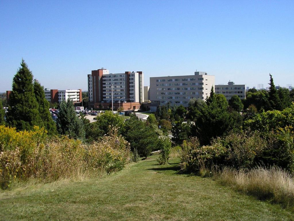 Humber College North Campus Residence แบรมพ์ตัน ภายนอก รูปภาพ